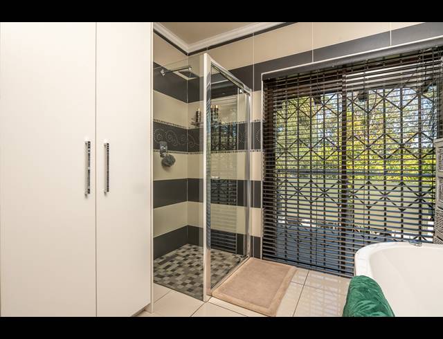 6 BEDROOM HOUSE FOR SALE IN FLAMWOOD